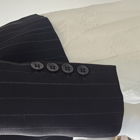 Anne Taylor Loft petite black+white pinstripe waist length blazer Size 0 - Picture 14 of 15